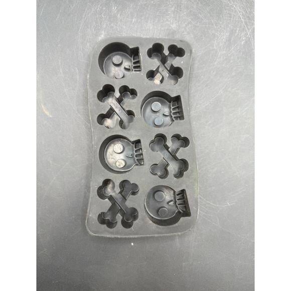 Lot of 8 Halloween Candy Trays – Silicone and Plastic – (Used) - Picture 9 of 10